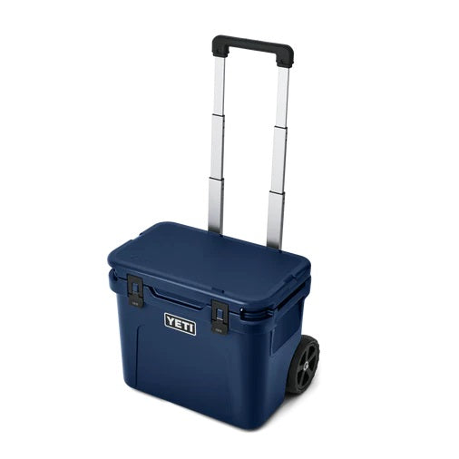 Yeti Roadie 32 Wheeled Hard Cooler [cl:navy]